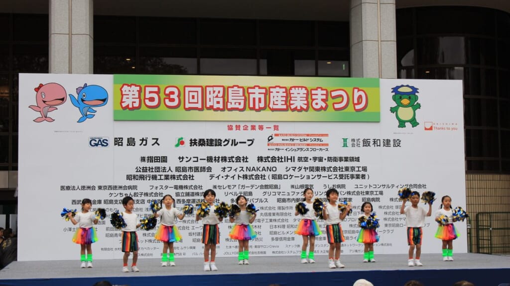 2023年の昭島市産業まつり、FOSTERホール前の特設ステージ