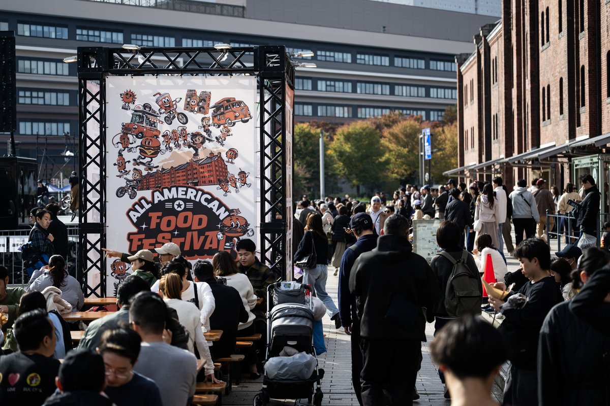 2025年のALL AMERICAN FOOD FESTIVALの会場。横浜赤レンガ倉庫イベント広場のゲートと飲食スペース