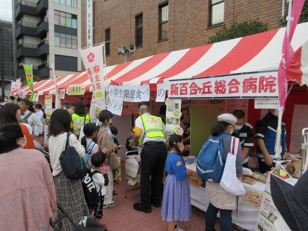 2023年のあさお区民まつりの長寿ブース。新百合ヶ丘総合病院のテントで骨密度などの測定に人が並ぶ