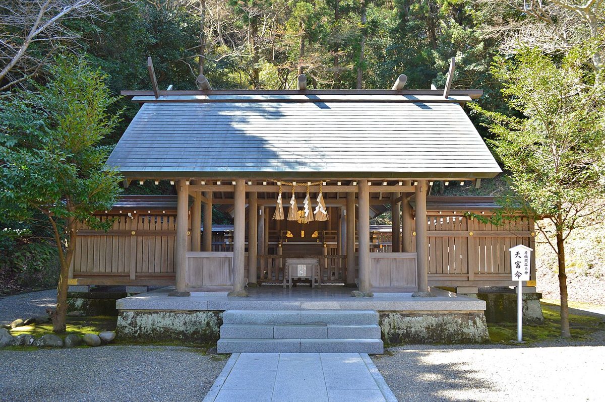 安房神社の下の宮。白木の神明造の社殿の前に石段がある