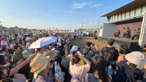 あざみ野まつりのトラックステージ前に集まる観客と模擬店のテント