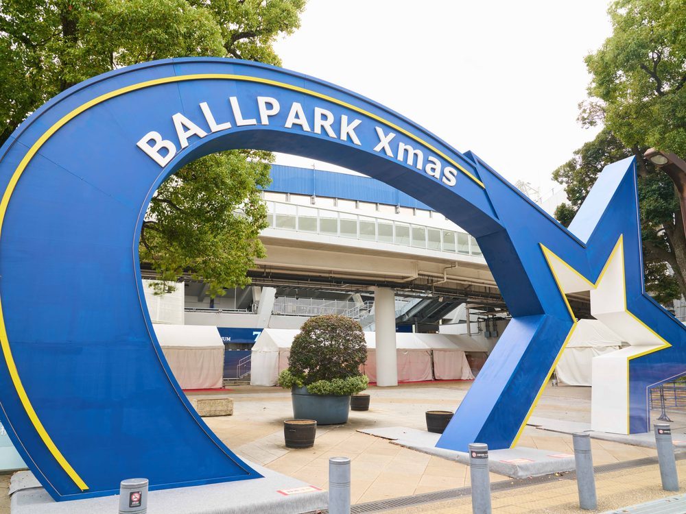 2025年のBALLPARK Xmas会場。横浜公園に置かれた青い星形のゲート
