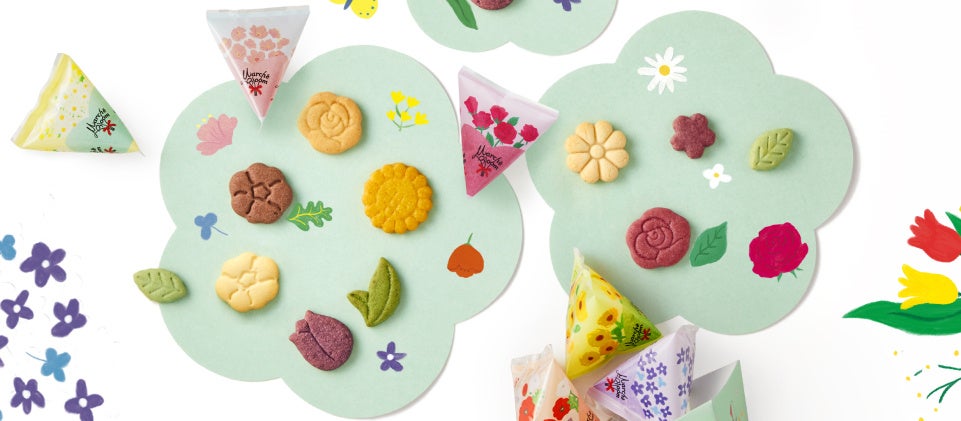 花や葉をかたどったマルシェブルームの焼き菓子と、花束風の三角形パッケージ