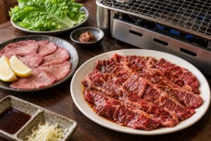 タレに漬け込んだハラミとレモンを添えた塩タンのイメージ画像
