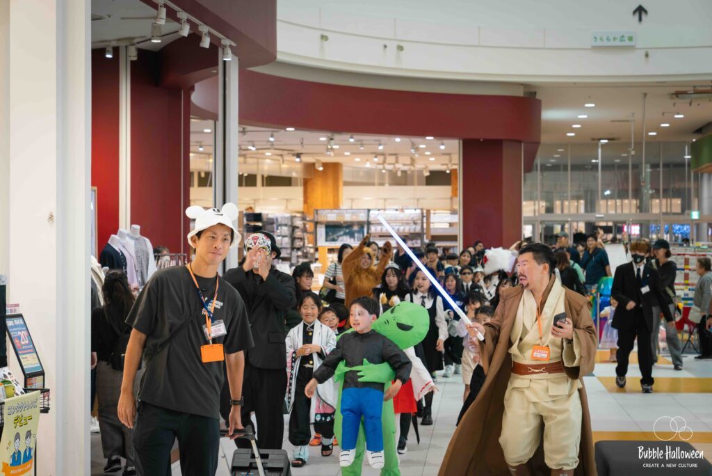 仮装した子どもや大人がイオンモール館内を列になって歩くBubble Halloweenのパレード