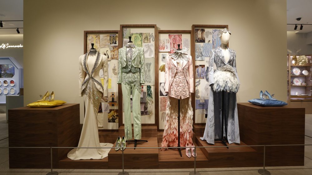 展示台に並ぶ4体のマネキンが着たSwarovskiのクチュール作品と、靴の展示