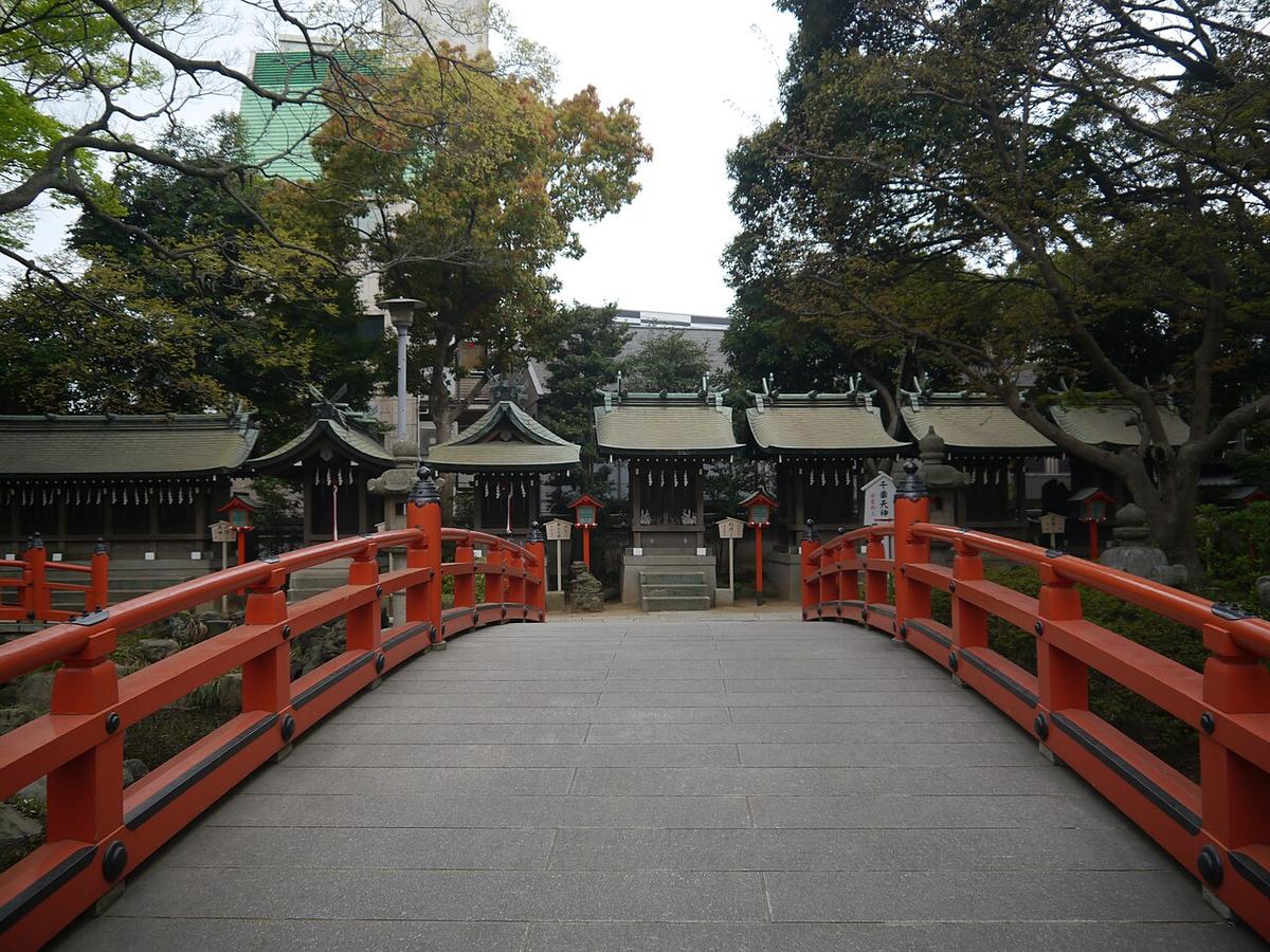 千葉神社の妙見池に架かる朱塗りの神橋。橋の先に小さな末社の社殿が並ぶ