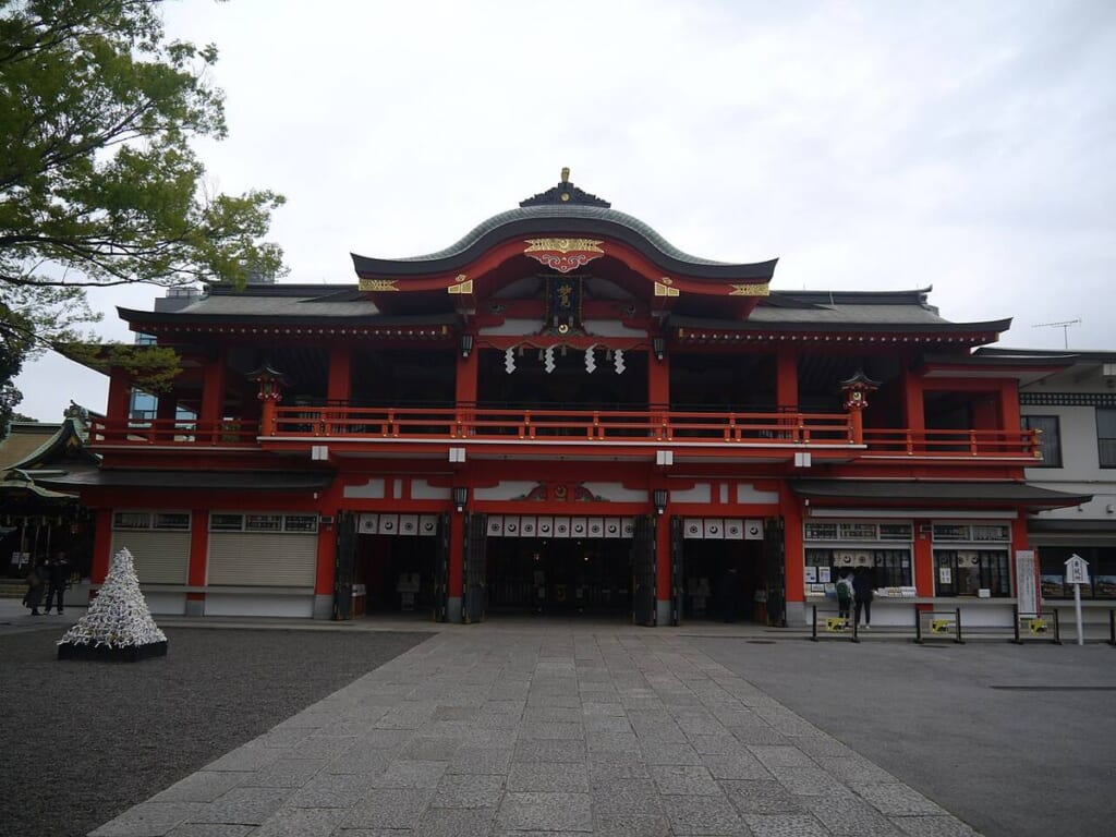 千葉神社の重層社殿。朱塗りの二階建ての社殿の前に石畳の広い参道が延びる