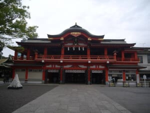 千葉神社の重層社殿。朱塗りの二階建ての社殿の前に石畳の広い参道が延びる