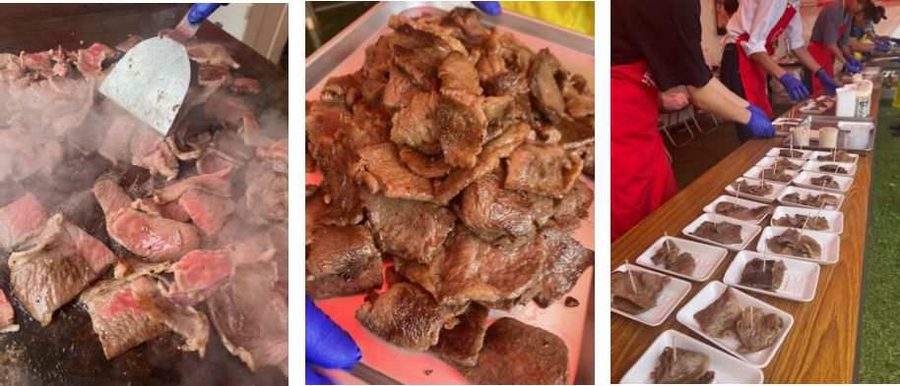 2025年の焼肉コーナー。鉄板で焼いた牛肉を小皿に分けて無料で配っている様子