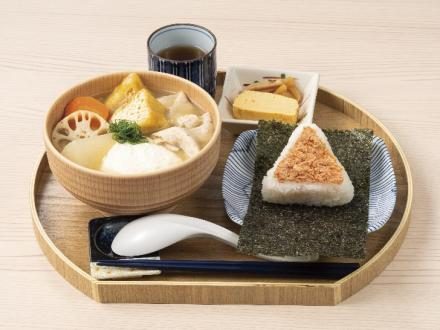 具だくさんの豚汁の椀、海苔の上にのせたおにぎり、卵焼きなどの小皿をお盆にのせた定食の写真