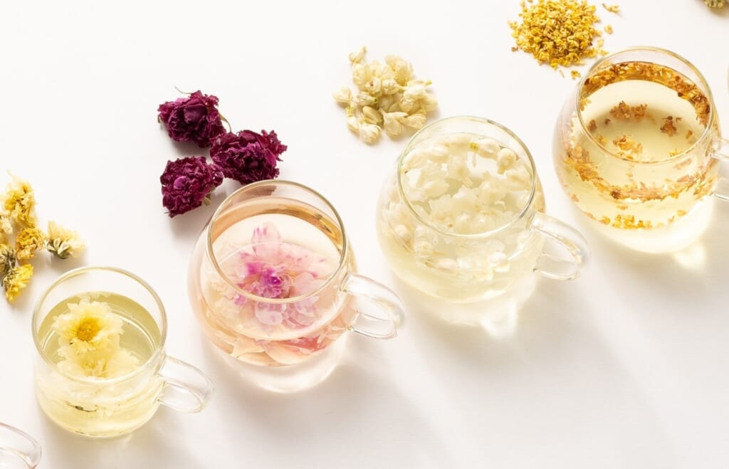 透明なカップに入った菊、ばら、ジャスミン、金木犀の花茶