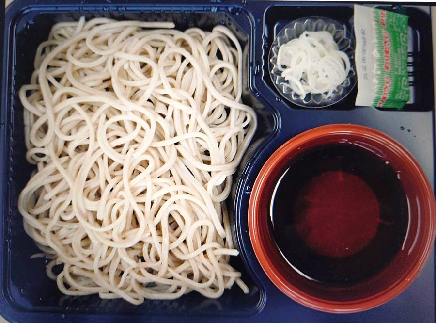 容器に盛られたもりそばと、つゆ、ねぎ・わさびの薬味