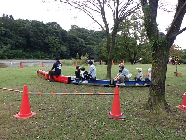 秦野戸川公園の子どもの広場で子どもたちを乗せて走るミニトレイン