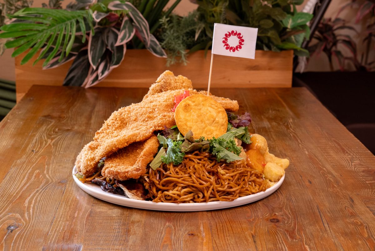 大皿に焼きそば、揚げ物、みそポテトなどを山のように盛り、旗を立てたプレート