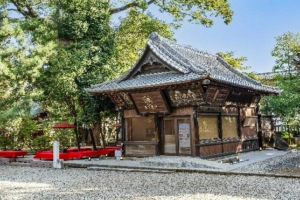 神社境内の額殿を改修した氷川茶庭の外観