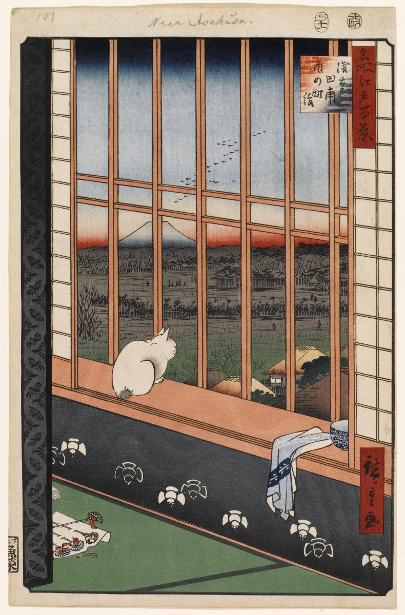 歌川広重の浮世絵。格子窓の内側に白い猫がうずくまり、窓の外には夕暮れの田んぼと、酉の市へ向かう人の行列が小さく描かれている