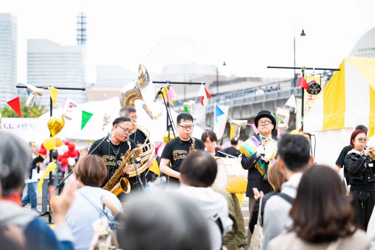 象の鼻パークの屋外ステージで演奏するブラスバンドGoo Goo Gumbo Brosと観客。前年のホッチポッチ横浜の様子