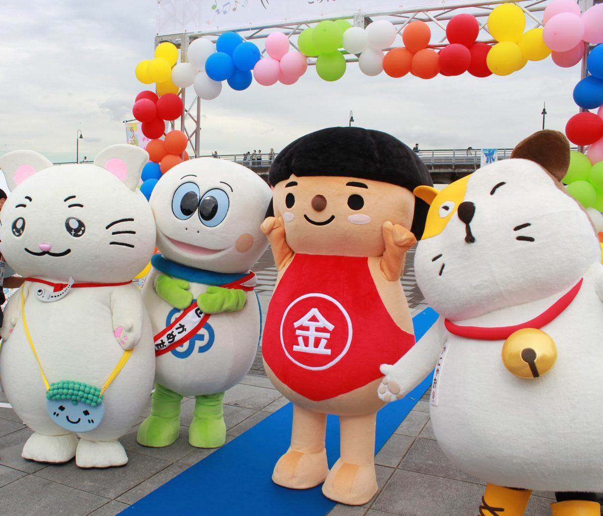 象の鼻パークのバルーンアーチの下に並ぶ、横浜の区のマスコットキャラクター4体。過去のホッチポッチ横浜の様子