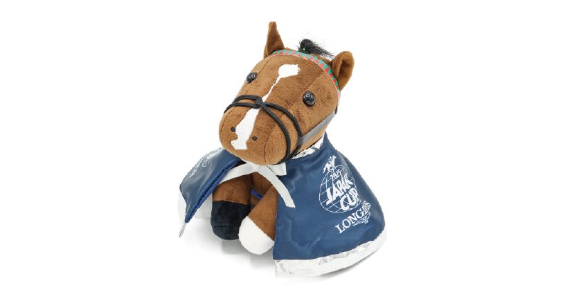 2025年ジャパンカップの紺色の馬着を羽織った茶色の馬のぬいぐるみ。馬着にJAPAN CUPとLONGINESのロゴ