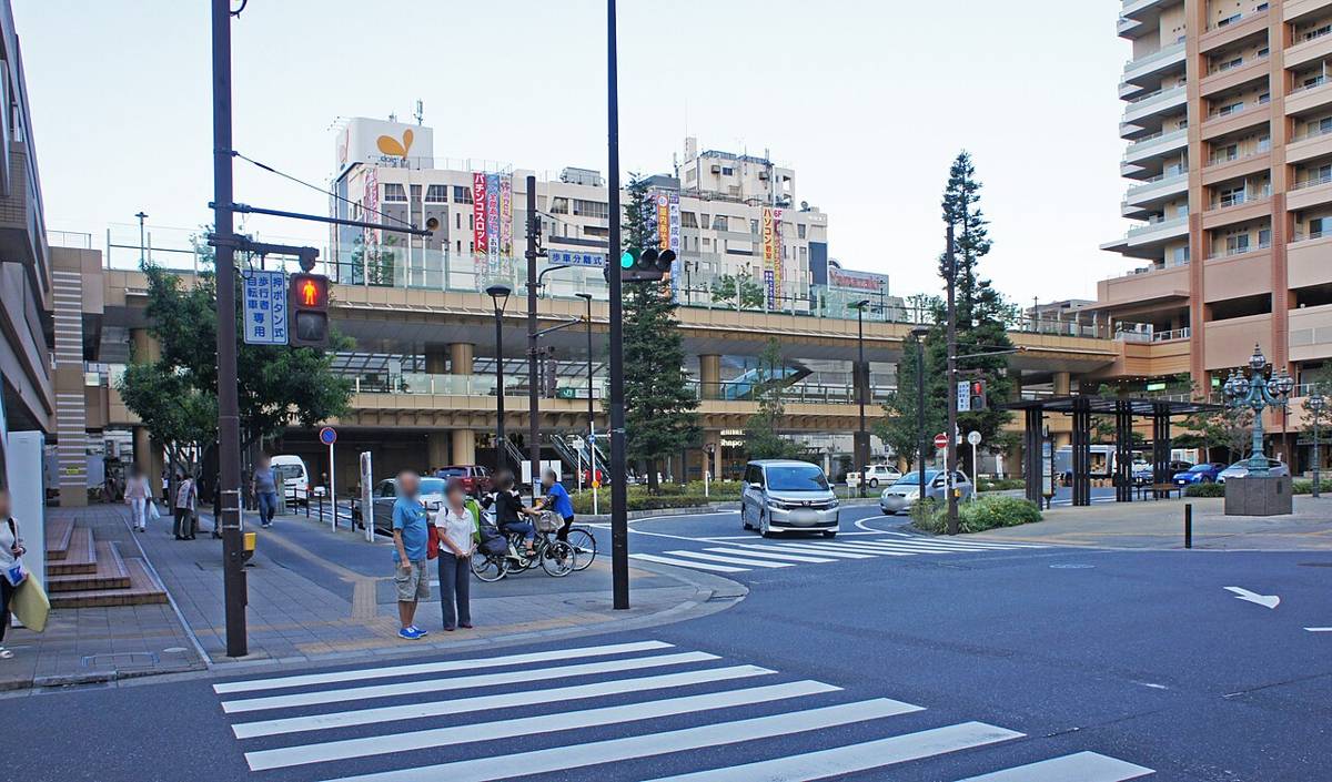 JR市川駅の南口。駅前の横断歩道とロータリー、高架の駅舎と商業ビル