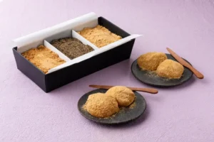 箱に入った3種類のきな粉のわらび餅と、皿に盛られたわらび餅