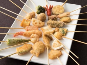 くし葉の海老や野菜などの串揚げを盛り合わせた商品イメージ