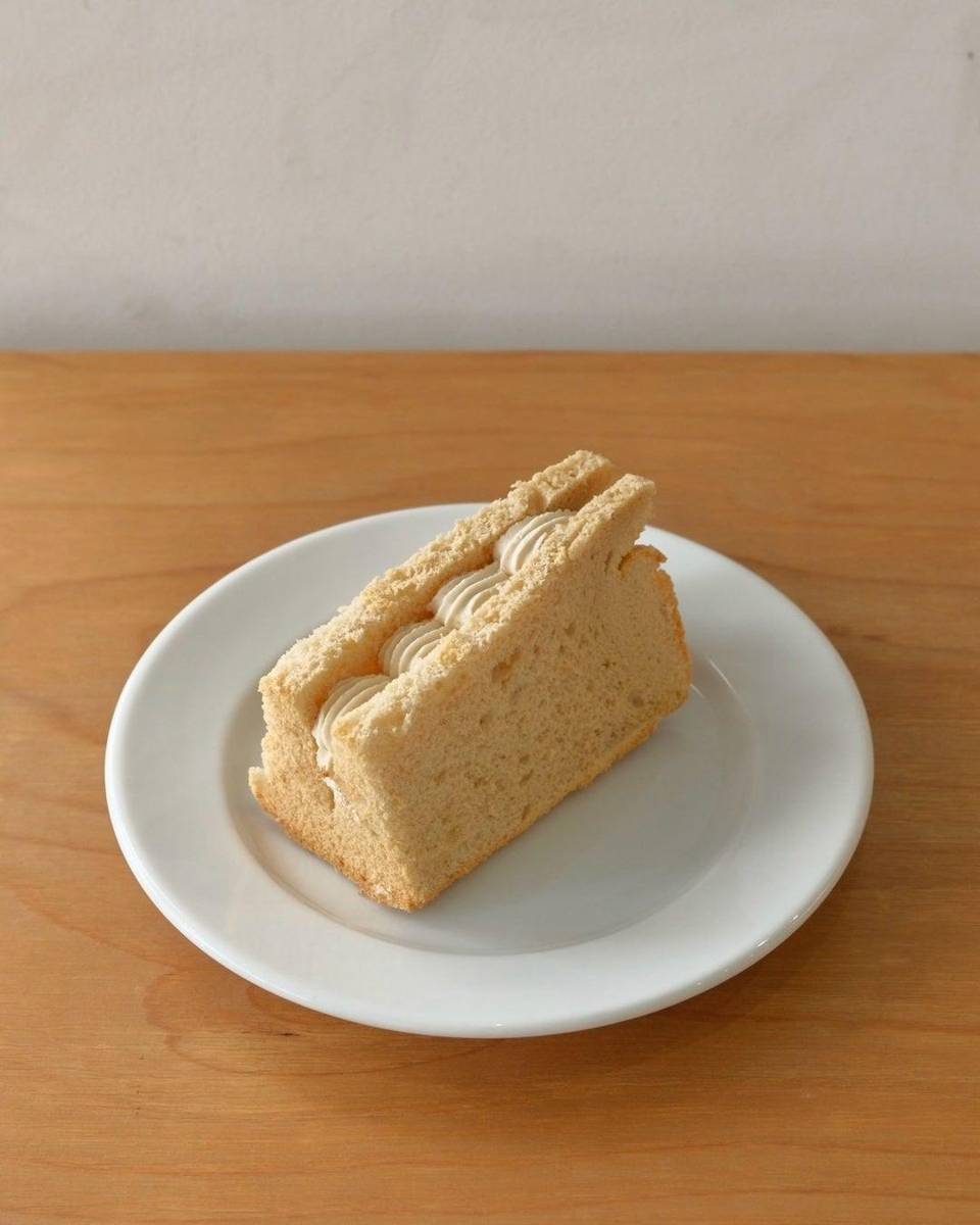 三角形のシフォンにクリームを絞ったPOMPONCAKESとのコーヒーシフォンサンド