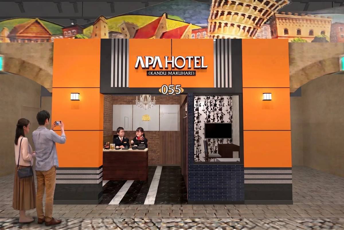 オレンジ色の外壁に「APA HOTEL(KANDU MAKUHARI)」の看板があるパビリオンの完成イメージ。フロントカウンターに制服姿の子ども2人が立ち、手前で大人2人が写真を撮っている