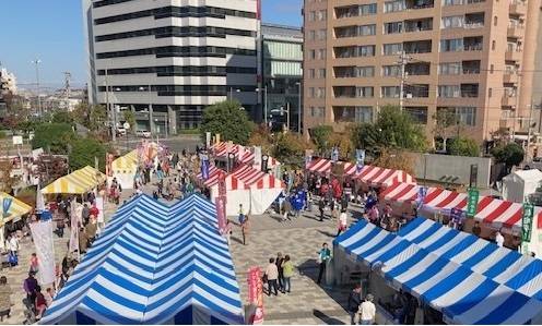 ウェスタ川越の交流広場に青白・赤白の屋外テントが並び、来場者が歩いている様子