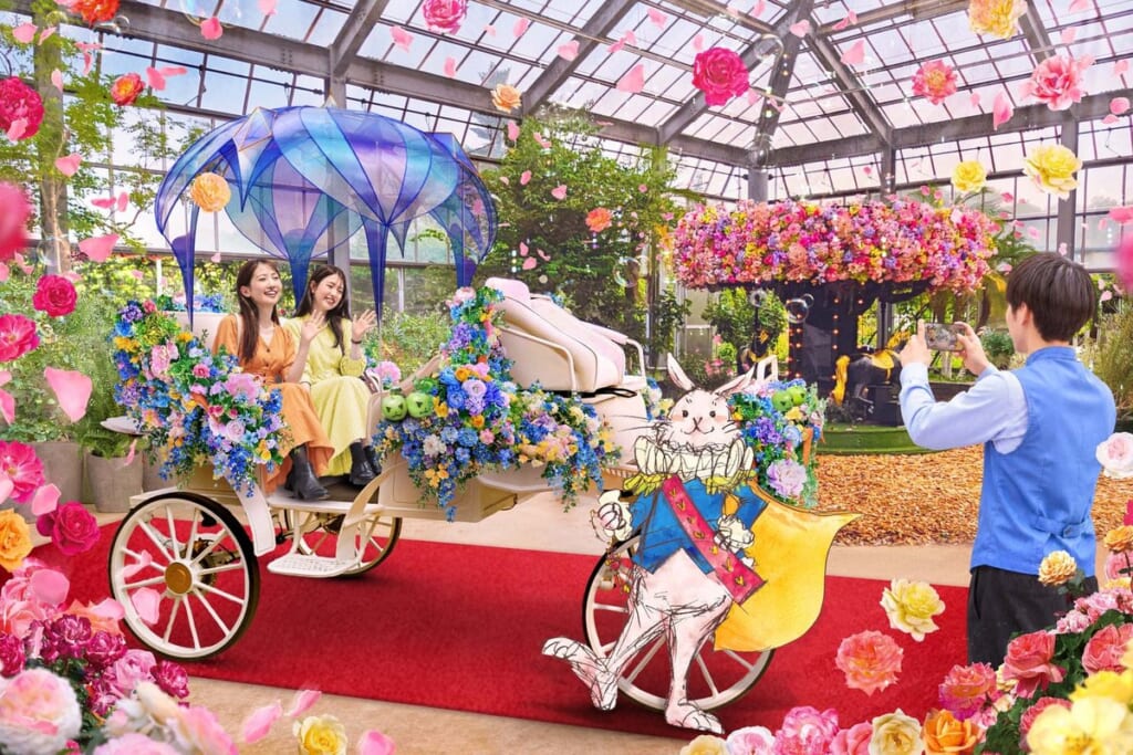 京成バラ園の秋イベントで新登場する馬車のフォトロケーション「ハートの女王のロイヤル キャリッジ」