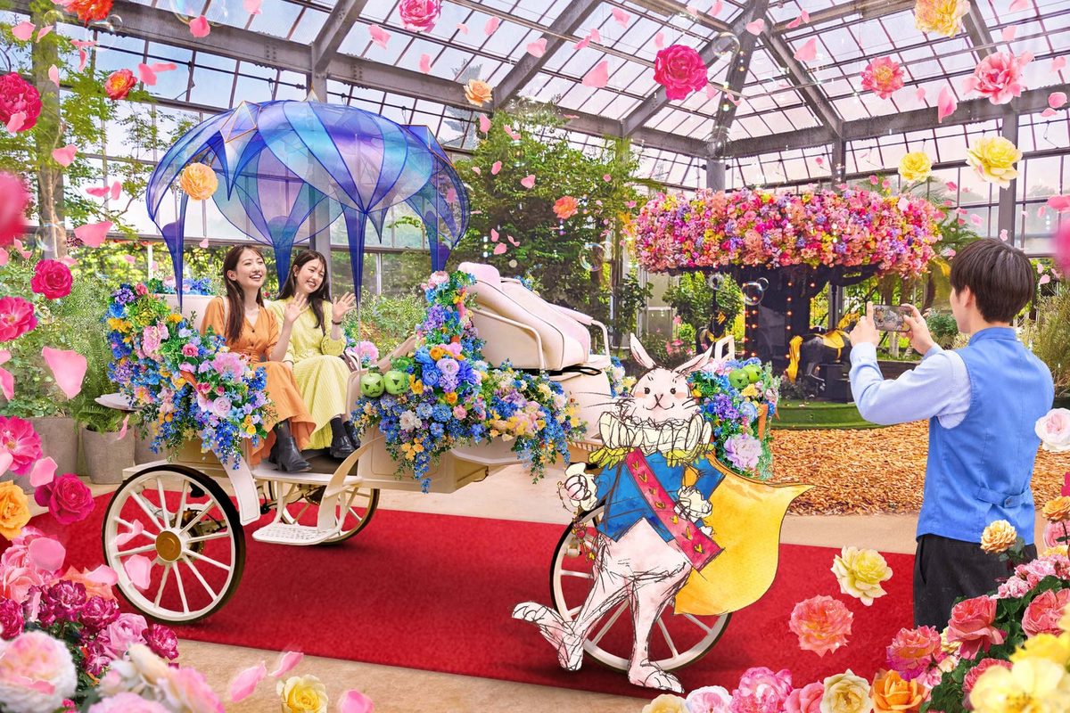京成バラ園の秋イベントで新登場する馬車のフォトロケーション「ハートの女王のロイヤル キャリッジ」