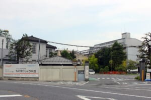 キッコーマンもの知りしょうゆ館の入口と工場外観（2024年撮影）