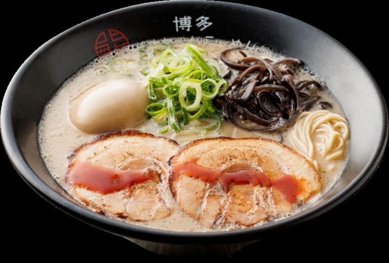 白濁した豚骨スープに、チャーシュー2枚、味玉、きくらげ、青ねぎをのせたラーメン