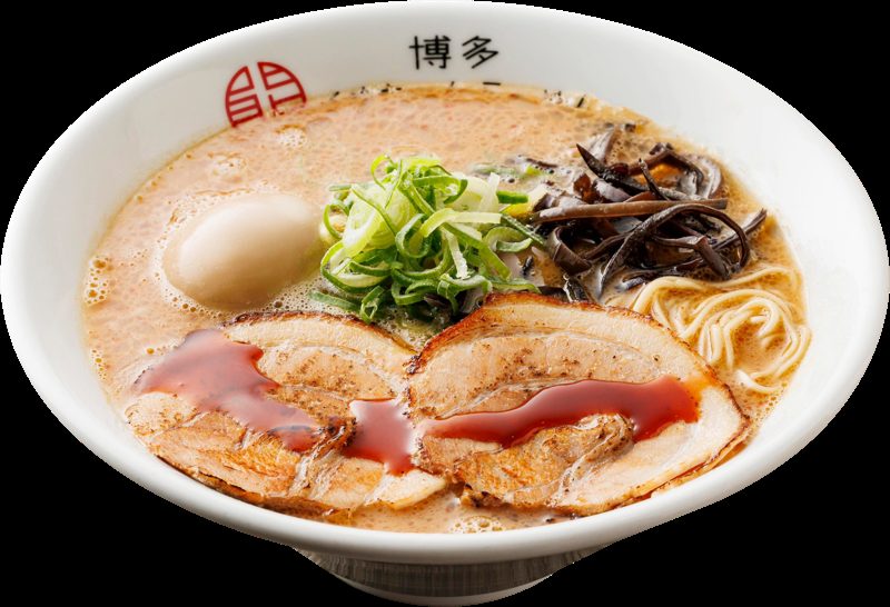 白い丼の豚骨ラーメン。チャーシュー、味玉、きくらげ、青ねぎがのっている