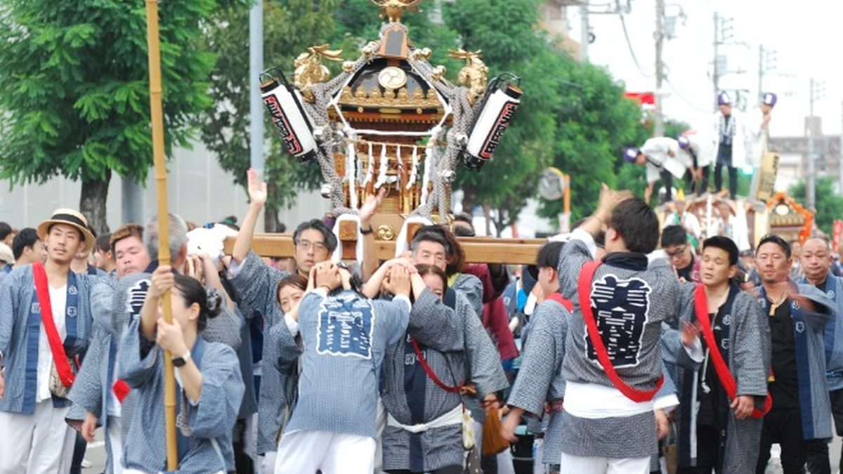 あかしあ通りで法被姿の担ぎ手が大人みこしを担ぐ小平市民まつりの様子