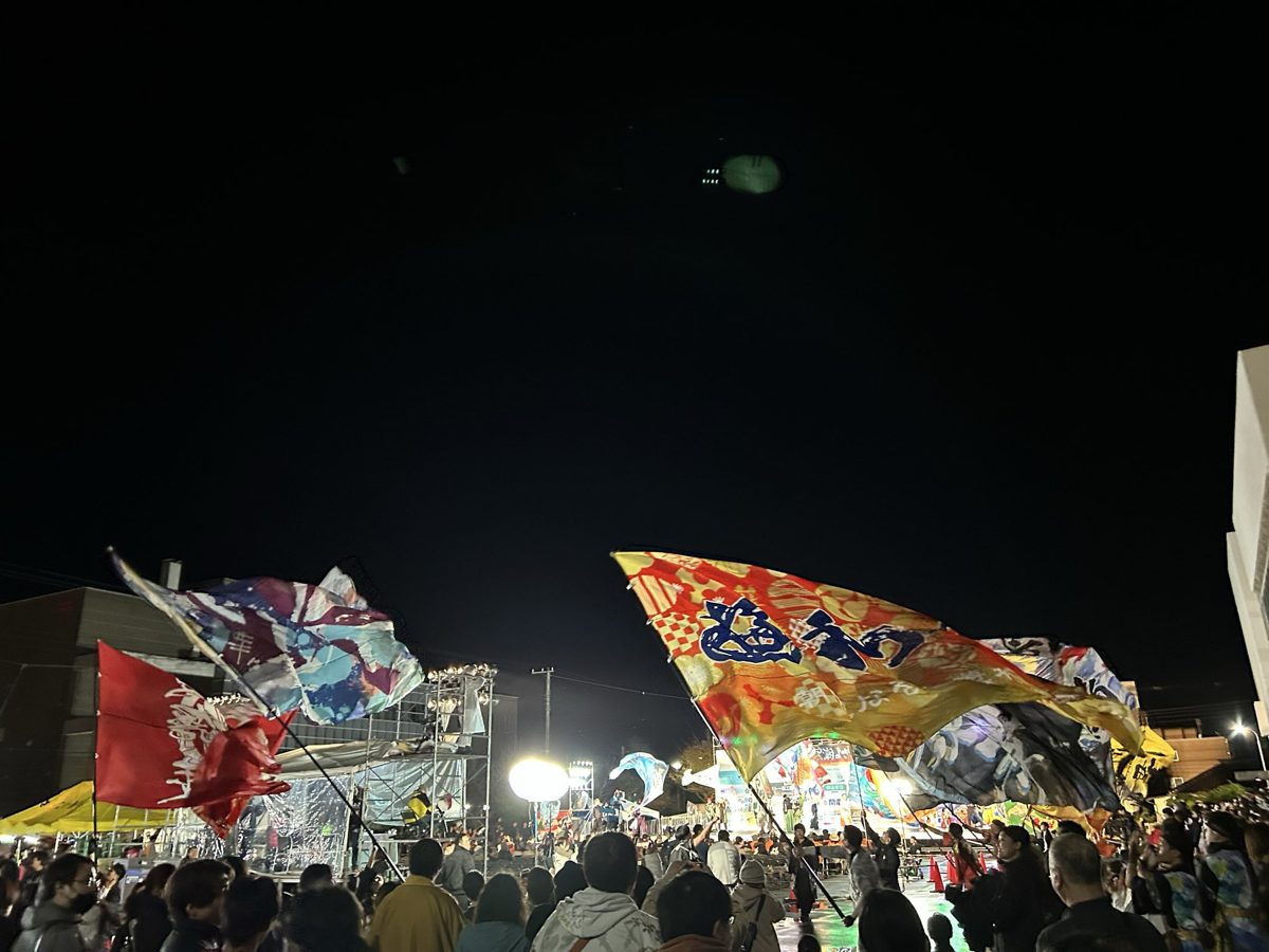 2025年の黒潮よさこい祭り本祭終盤、市役所会場で各チームの大旗が振られるフラッグ乱舞