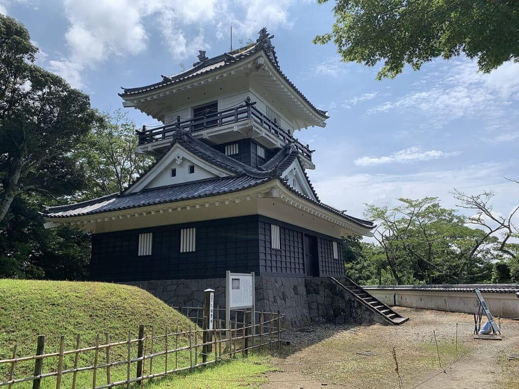 白壁と黒い下見板の3層の久留里城天守