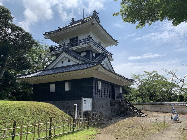 白壁と黒い下見板の3層の久留里城天守
