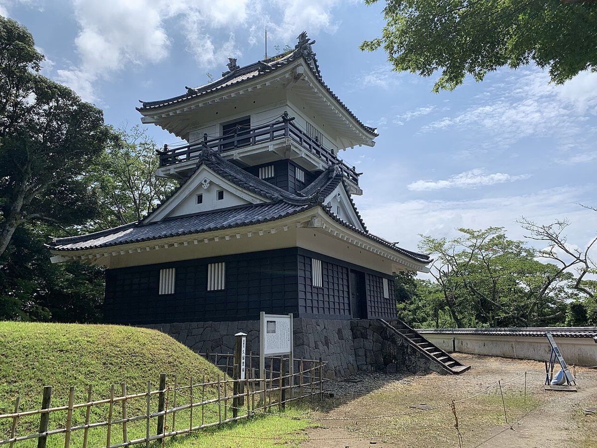 白壁と黒い下見板の3層の久留里城天守