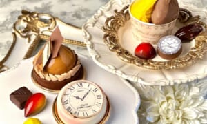時計の文字盤をかたどったケーキやチョコレートのボンボン、ジェラートが白い皿に並ぶ