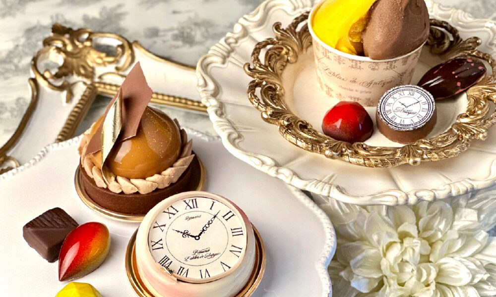 時計の文字盤をかたどったケーキやチョコレートのボンボン、ジェラートが白い皿に並ぶ