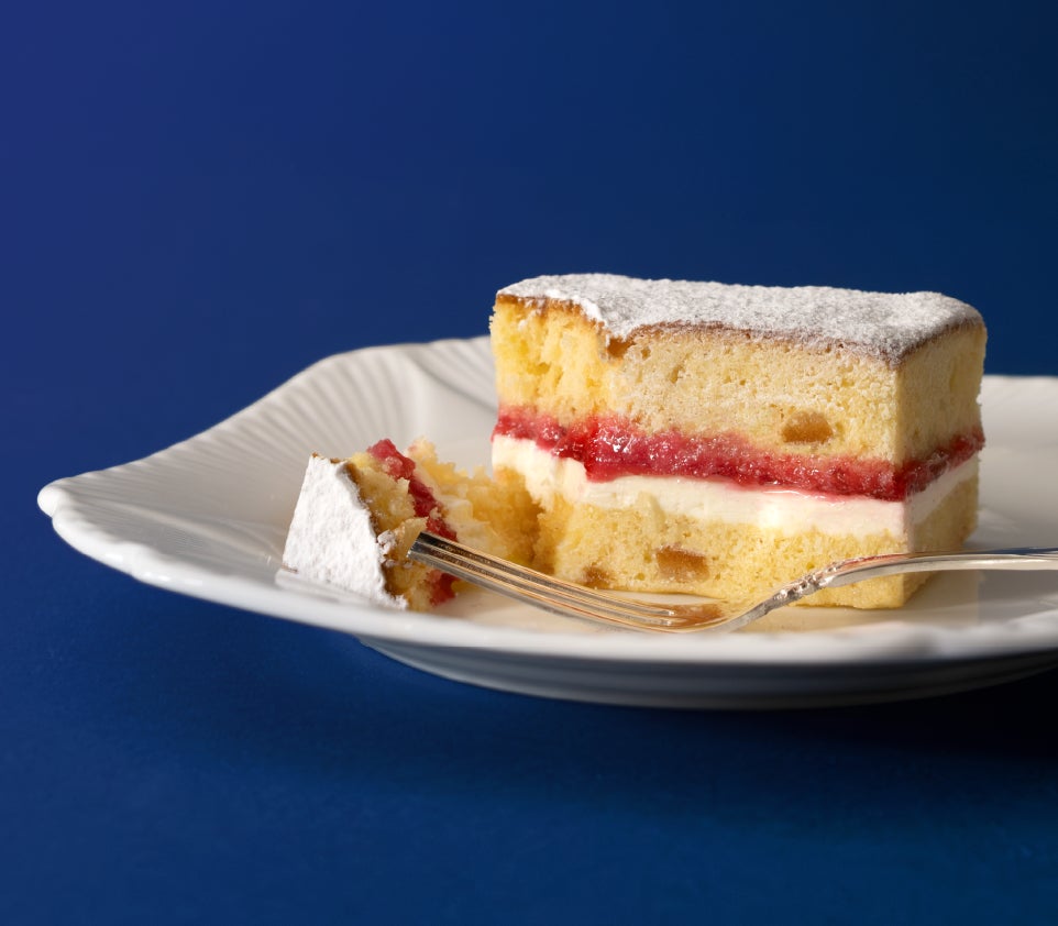 クリームと赤いジャムを生地で挟み、粉糖をかけたヴィクトリアケーキの断面