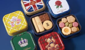 ロンドン スクエアのユニオンジャック、バラ、王冠、テディベアなどの缶と焼き菓子。ガトーミシェル提供写真