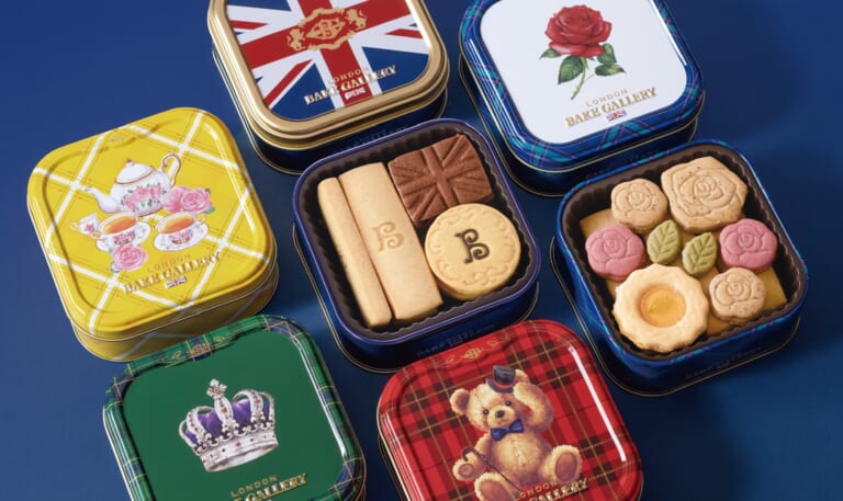 ロンドン スクエアのユニオンジャック、バラ、王冠、テディベアなどの缶と焼き菓子。ガトーミシェル提供写真