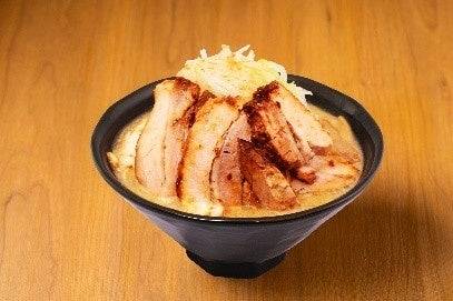 黒い丼に厚切りのチャーシューが何枚も並び、上に白髪ネギがのった味噌らーめん
