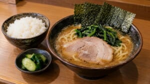 豚骨醤油ラーメンに海苔とほうれん草、チャーシュー、白いご飯ときゅうりの漬物のイメージ画像