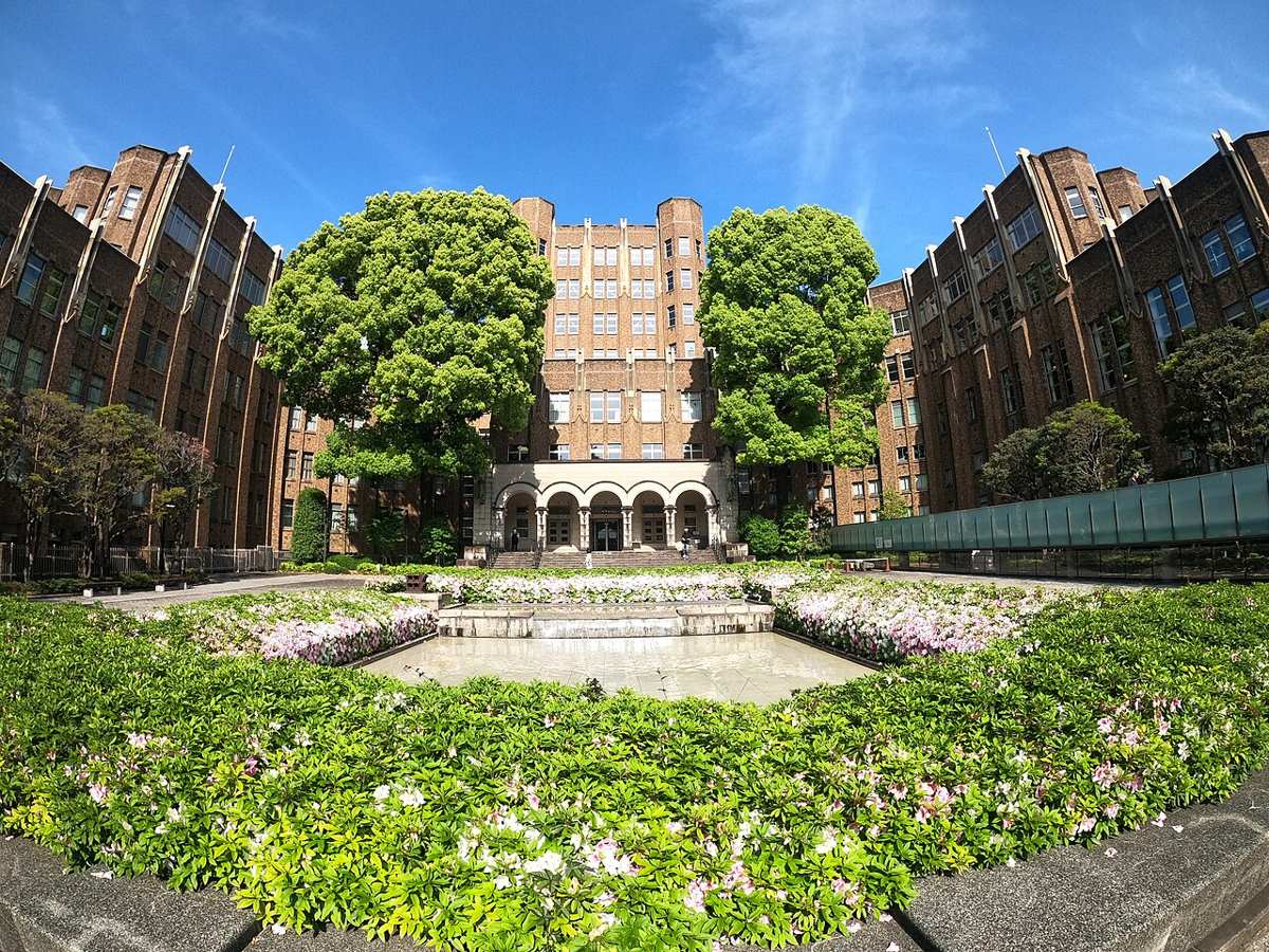 港区立郷土歴史館の前庭。花壇の奥にれんが色の建物