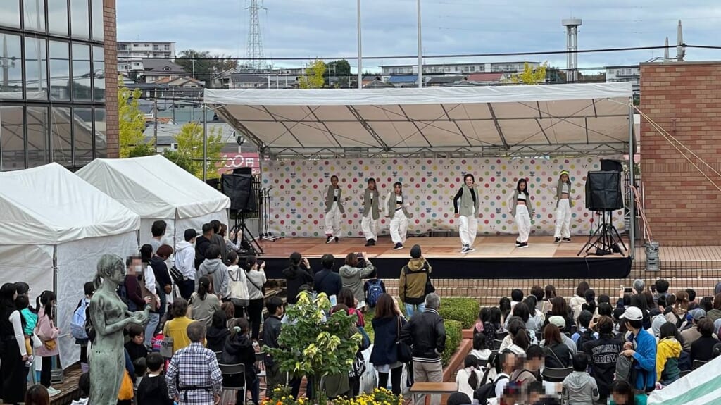 2023年の第41回宮前区民祭。野外ステージでダンスが披露され、テントの前に観客が集まっている