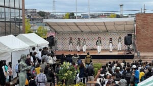 2023年の第41回宮前区民祭。野外ステージでダンスが披露され、テントの前に観客が集まっている